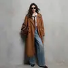 Gabardina de longitud media para mujer estilo Maillard, nueva colección otoño 2026, con cuello de solapa, diseño de doble botonadura y silueta estilo británico