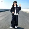 Conjunto de mezclilla estilo coreano para niñas, nueva colección otoño 2026, con una camisa de retazos a cuadros y pantalones de pierna ancha