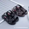 Nuevas sandalias de verano para hombre, sandalias y pantuflas para mediana edad y ancianos, tiendas de supermercado, zapatos de hombre, para usar en exteriores, zapatos Joker de doble propósito, venta al por mayor