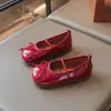 Sapatos Mary Jane para Meninas Estilo Primavera/Outono 2026 Sola Macia Sapatos de Princesa Sapatos de Couro Envernizado Sapatos Individuais Infantis Sapatos Pequenos de Couro com Laço