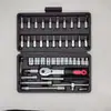 Conjunto de ferramentas combinadas com 46 peças, incluindo soquetes, chaves de fenda, chaves de catraca e soquetes hexagonais para reparo de motocicletas.