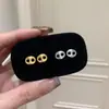 Brincos Pequenos Exquisitos de Fio Puxado com Formato de Nariz de Porco da Antiguidade Média para Mulheres de Nicho Alto Padrão Luxo Leve Personalidade Versátil Novos Brincos