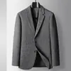 Traje Casual para Hombre Primavera y Otoño 2025 Lujo Ligero Negocios Blazer de Lana Tejida de Color Sólido de un Solo Botón para Hombres Jóvenes y de Mediana Edad Moderno