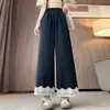 Calça de Sarja Lavada Estilo College Verão 2026 com Barra de Renda, Modelo Largo, Doce e Macia, Estilo Casual para Baixinhas, Comprimento Cropped