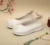 Botas de Sapato Antigo com Flor Pequena de Novo Estilo com Biqueira Virada para Dança, Cosplay, Hanfu, Sapatos de Laço Estilo Chinês, Sapatos de Casamento, Botas para Fotografia Militar e de Oficial, Sapatos de Tecido