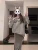 Sudadera Gris de Estilo Americano sin Hombros para Mujer, Popular Otoño e Invierno Forrada de Polar Gruesa Holgada Moda Estampado de Letras Top Petite