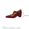 Sapatos femininos Mary Jane retrô de bico quadrado com aumento interno de altura, novo estilo 2026, sapatilhas versáteis de bico baixo para o dia a dia que são confortáveis de usar