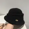 Chapéu Cloche Elegante Plissado de Nicho Casual para Mulheres, Estilo Britânico Outono e Inverno Versátil Chapéu de Sino Pequeno Fashion para Afinar o Rosto