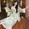 Conjunto casual de duas peças estilo vintage para o início do outono: vestido de alça estampada com amarração + cardigã de manga longa