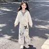 Conjunto de dos piezas de moda para niñas para primavera y otoño, con una sudadera con capucha y cremallera con diseño de dos piezas falso y pantalones casuales con ribete de encaje.