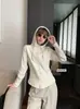 Chaqueta con capucha de estilo coreano ajustada para mujer, nueva para Otoño/Invierno 2026, con diseño de hombros ceñidos y cierre de cremallera