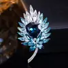 Broche de pluma de piedra preciosa de cristal de lujo, pin de solapa de traje exquisito de alta gama, accesorio versátil para vestidos de banquete, accesorio elegante de nicho