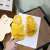 Chinelos Peludos para Meninas para Uso Externo 2026 Outono/Inverno Novo Estilo Coreano Casa Quente Chinelos de Lã de Cordeiro Algodão Chinelos para Bebê com Uma Tira