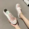 Zapatos blancos de satén españoles que aumentan la altura para mujer 2026 nuevos zapatos casuales cómodos y de moda sin cordones primavera y verano