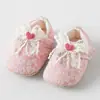 Zapatos para caminar de bebé, estilo fino de verano, nuevo modelo 2026, transpirables, antideslizantes, zapatos florales para interiores para niños pequeños, zapatos de suela blanda