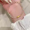 Pulsera de Arena de Cristal Blanco Artificial con Peces Dorados Pequeños Amarillos, Artesanía Cepillada de Plata, Koi Atractor de Fortuna y Diseño de "Abundancia Cada Año"