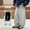 Calça de moletom para meninos, nova coleção primavera/outono 2026, calça esportiva versátil e de corte solto para crianças mais velhas, calça casual para meninos, calça infantil