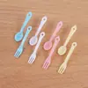 Tenedor Cuchara Mini de 3 cm Accesorios Casa de Muñecas Mini Vajilla de Plástico Colorida Cuchara Pequeña Curativa con Agujeros