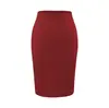 Chaqueta cárdigan corta ajustada combinada con un top tipo camisola, atuendo de verano para mujer con una falda ajustada, conjunto de tres piezas rosa