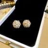 "Abalorio Floral de Perla" aretes de botón florales vintage con circonita y perla, aretes de lujo ligero de alta gama con un diseño único, aretes de nicho