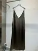 Suministro de primera mano de falda cómoda 2025 primavera nuevo satén de ácido acético textura tirante Joker vestido