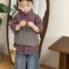 Conjunto Infantil Otoño 2026 Camisa de Cuadros Chaleco de Punto Gris Conjunto de Tres Piezas Elegante en Capas Estilo Versátil Adelgazante