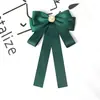 Pajarita para Mujer, Lazo Grande en Cinta de Perla Mate Verde Oscuro, Broche de Pin para Mujer, Accesorio Estilo Universitario, Broche de Perla