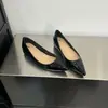 Sapatilhas de 5CM de aumento de altura, sexy, bico levemente aberto, bico fino, couro envernizado, boca rasa para mulheres, nova coleção de outono 2026, com forro de lã para aquecimento, sapatos baixos