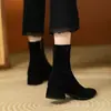 Botas de tornozelo elegantes, estilo francês, bico fino e salto grosso para mulheres, nova coleção de inverno 2026, design retrô com forro de fleece para aquecimento, e uma silhueta ajustada com zíper lateral