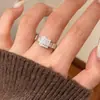 Anillo de Lujo Ligero Europeo y Americano de Alta Calidad con Incrustaciones de Diamante Rai de Dos Tonos de Lujo Combinable Resistente a los Ojos Exquisito Simple de Alta Retención de Color Anillo de Dedo