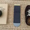 Meias versáteis de cano médio, meias listradas color-block estilosas estilo coreano, meias largas femininas, perfeitas para outono e inverno, e combinam bem com sandálias Birkenstock