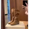 Botas de cano alto plissadas, moda nova, com fivela de cinto, bico redondo afinador, estilo elegante de cavaleiro, botas francesas de outono e inverno para mulheres 2026