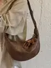 Bolsa feminina estilo vintage para axila 2026 novo modelo bolsa simples de bolinho versátil para ombro e transversal bolsa popular de vendas transfronteiriças