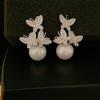 Pendientes de Aguja Plateados Coreanos con un Diseño de Mariposa Princesa Soñadora de Lujo Ligero, Presentando un Temperamento Súper de Hada, Perlas de Botón con Microincrustaciones, Venta al por Mayor