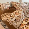 Juego de ropa de cama de cuatro piezas de terciopelo de leche de invierno con diseño de pompón, que incluye una funda de edredón gruesa de forro polar de coral bordada y una sábana bajera.