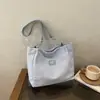 Elegante y casual, esta bolsa de gran capacidad presenta un diseño sencillo y un nuevo look para la temporada de verano 2026. Es un bolso tote para mujer
