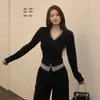 Camiseta de Manga Larga con Cuello en V Falsa de Dos Piezas Estilo Coreano para Mujer, Nuevo Diseño Corto Ajustado para Primavera y Otoño con una Camiseta Negra Debajo
