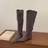 Botas elegantes y sencillas de punta hasta la rodilla con tacón cuadrado de ante para otoño e invierno, que ofrecen una sensación relajada y son adecuadas para ir al trabajo si se combinan con una falda.