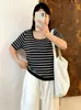 Camiseta simples de tricô com gola quadrada, manga curta, tamanho plus size feminino, coleção outono 2026, top casual versátil para mulheres curvilíneas, perfeito como camada base