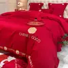 Novo conjunto de quatro peças para casamento escovado e amigável à pele, bordado de dragão e fênix, vermelho festivo, roupa de cama simples para quarto de casamento, lençol de cama de casamento