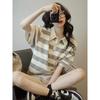 Camiseta Polo Listrada da Moda com Ombro Direito de Manga Curta para Mulheres Verão Novo Nicho Casual Confortável Top Fino Ins