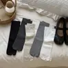 Calcetines finos de rayas verticales para primavera y verano con separación de dedos para mujer, zapatos de cerdo versátiles, calcetines sin costuras de dos dedos, calcetines grises de estilo coreano ins hasta la pantorrilla.