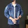 Chaqueta de mezclilla lavada azul de moda versátil con estampado para hombre, versión coreana 2026, chaqueta casual para hombres jóvenes