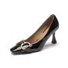 Couro Envernizado Fivela de Metal Sapatos da Moda Primavera Estilo Dama Francesa Salto Agulha Bico Quadrado Salto Alto Raso Feminino 2026 Novo Modelo
