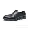 Zapatos de cuero brogue para hombre de talla grande, zapatos de cuero de punta afilada de moda estilo coreano retro británico de negocios