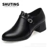 Sapatos femininos plus size Qiting novos de boca profunda para primavera e outono, sapatos para mães de meia-idade, sapatos de camada única, salto médio, salto grosso, sapatos de couro para mulheres