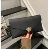 Nova Bolsa Envelope de Luxo para Verão 2026 para Mulheres, Cor Sólida Simples com Fecho de Metal, Bolsa Elegante Casual da Moda para Festa