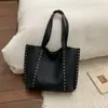 Bolsa de ombro casual retrô texturizada para o dia a dia, novo modelo de verão 2026, bolsa tote fashion de grande capacidade com tachas