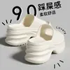 Chinelos de EVA com sola grossa para aumentar a altura para mulheres baixinhas, novo modelo de verão 2026, antiderrapantes, sandálias de praia confortáveis para uso ao ar livre