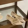 Sapatos de salto alto baixos de pelúcia macia estilo francês, forrados com pelúcia, versáteis e estilosos para outono e inverno, sapatos femininos de pelúcia pretos